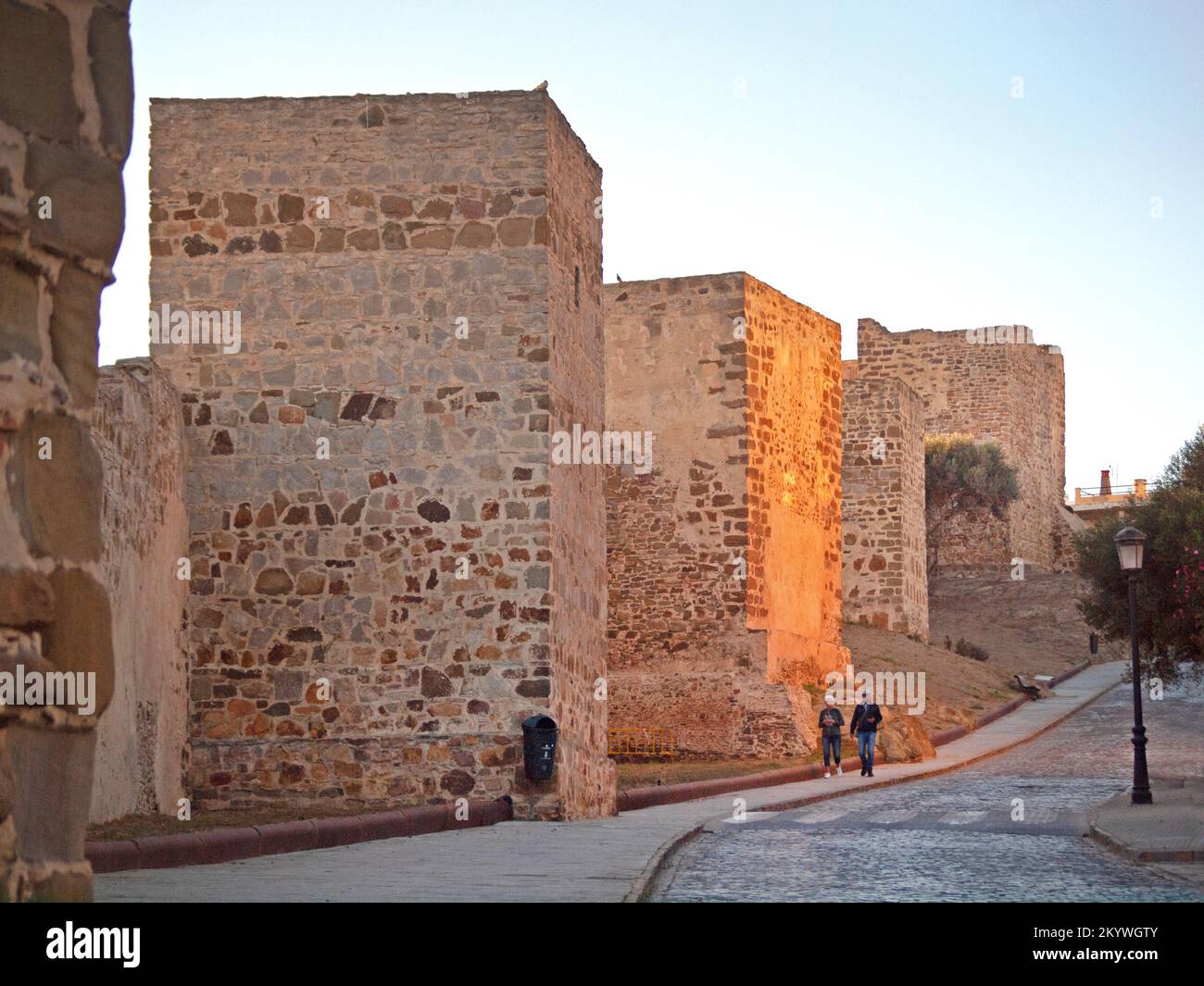 Le mura fortificate del centro storico di Tarifa Foto Stock