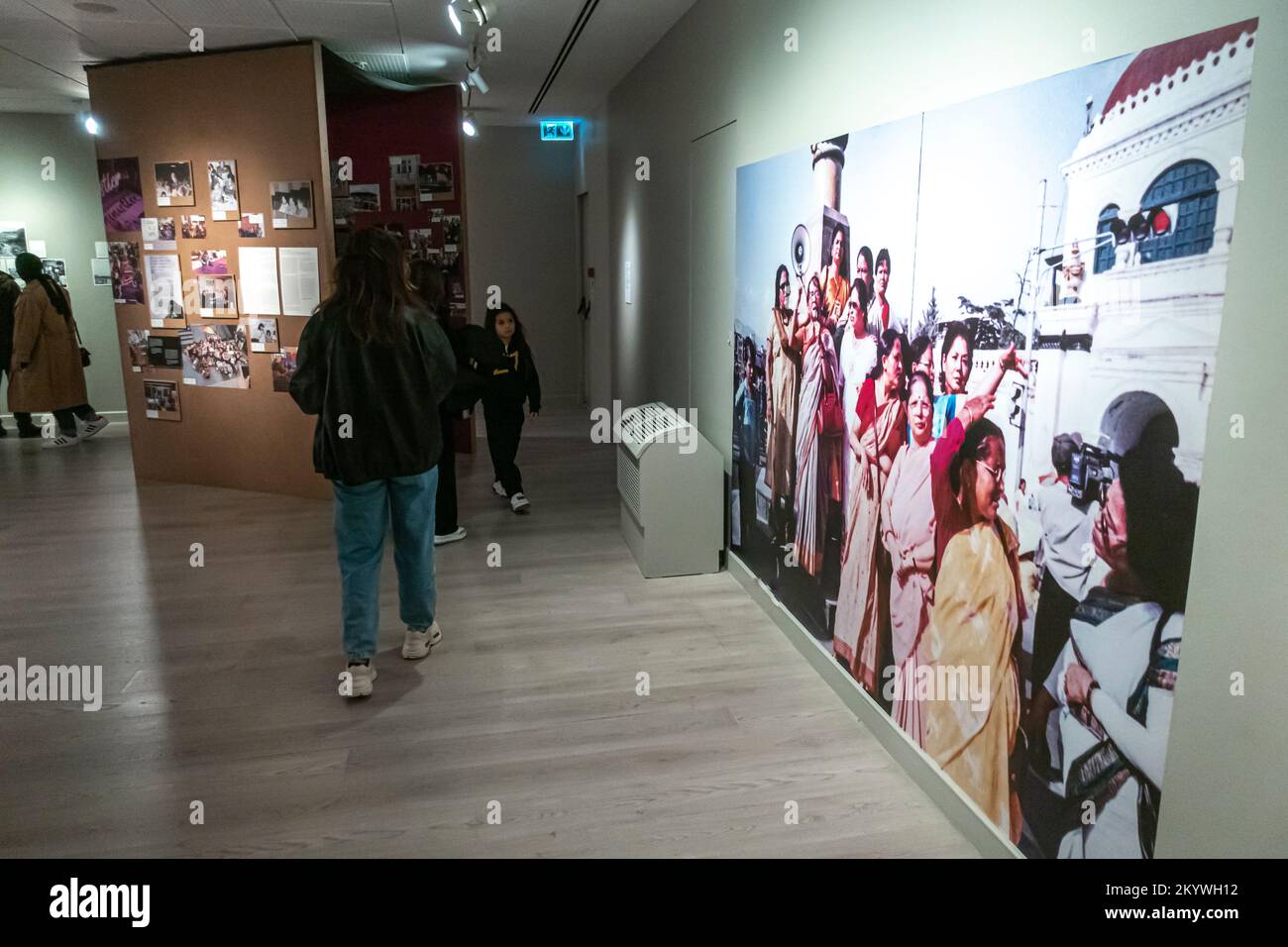 Visitatori della mostra la vita pubblica delle donne. Progetto di memoria femminista. Pera museo Istanbul Turchia Foto Stock
