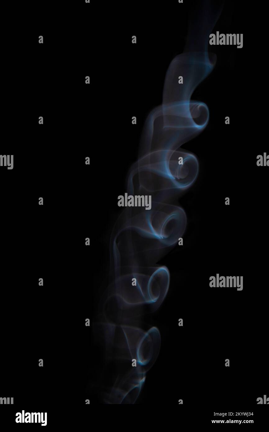 Il fumo arricciante forma forme curiose Foto Stock