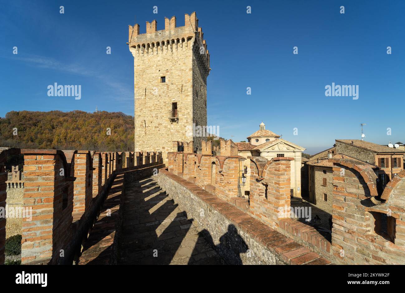 Il borgo medievale e il castello di Vigoleno del 10th° secolo nell'Appennino in provincia di Piacenza, Emilia Romagna, Italia - sentiero e torrione murario Foto Stock