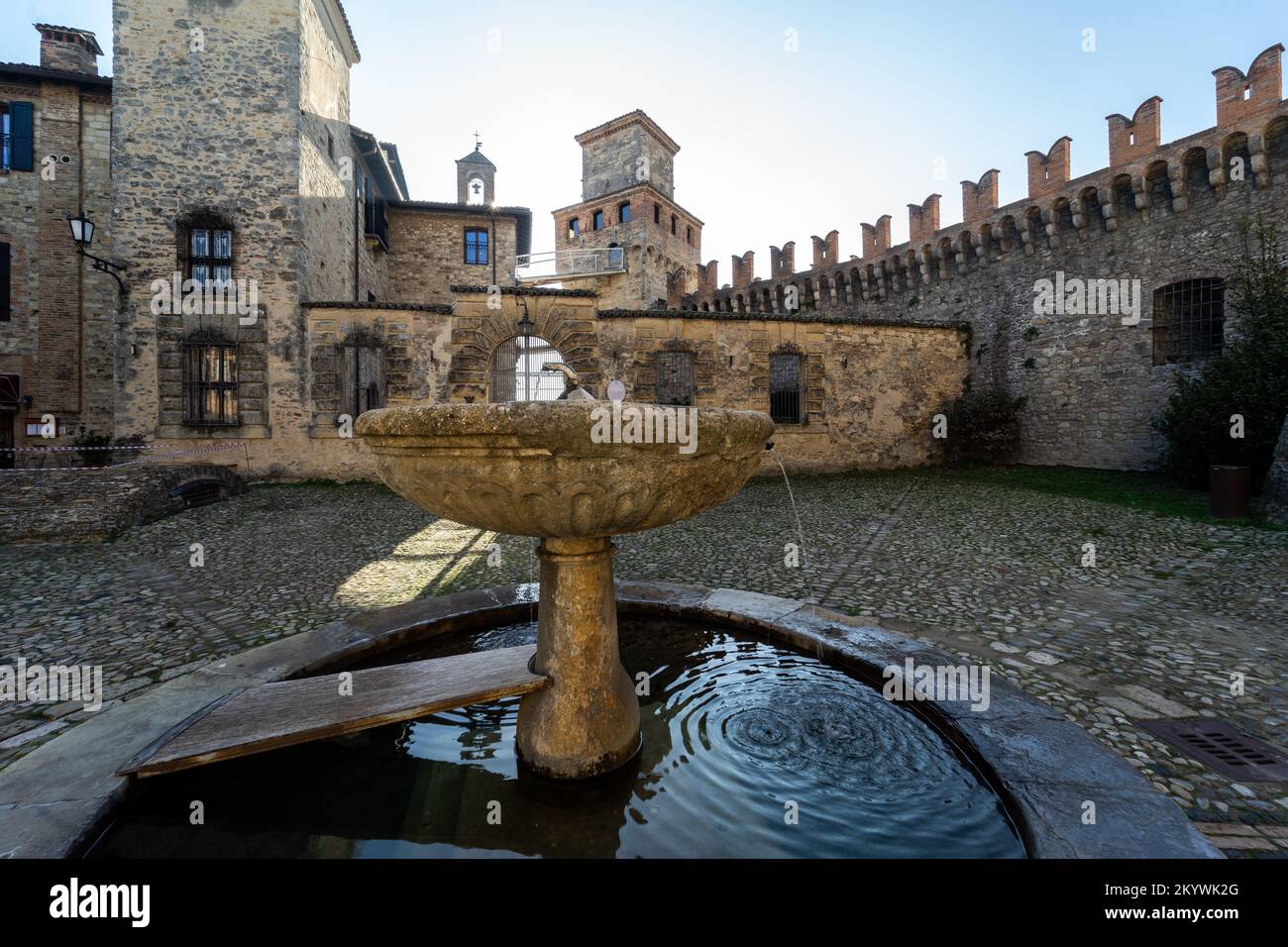 Borgo medievale e castello di Vigoleno nell'Appennino in provincia di Piacenza, Emilia Romagna, Italia settentrionale - piazza centrale con fontana Foto Stock