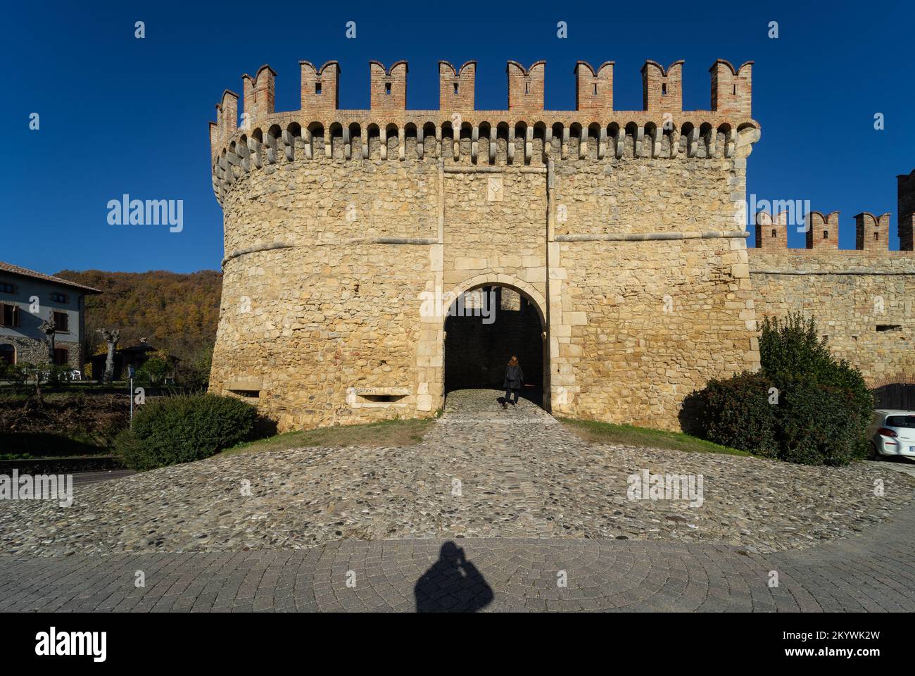 Borgo medievale e castello di Vigoleno nell'Appennino in provincia di Piacenza, Emilia Romagna, Italia settentrionale - porta principale della città Foto Stock