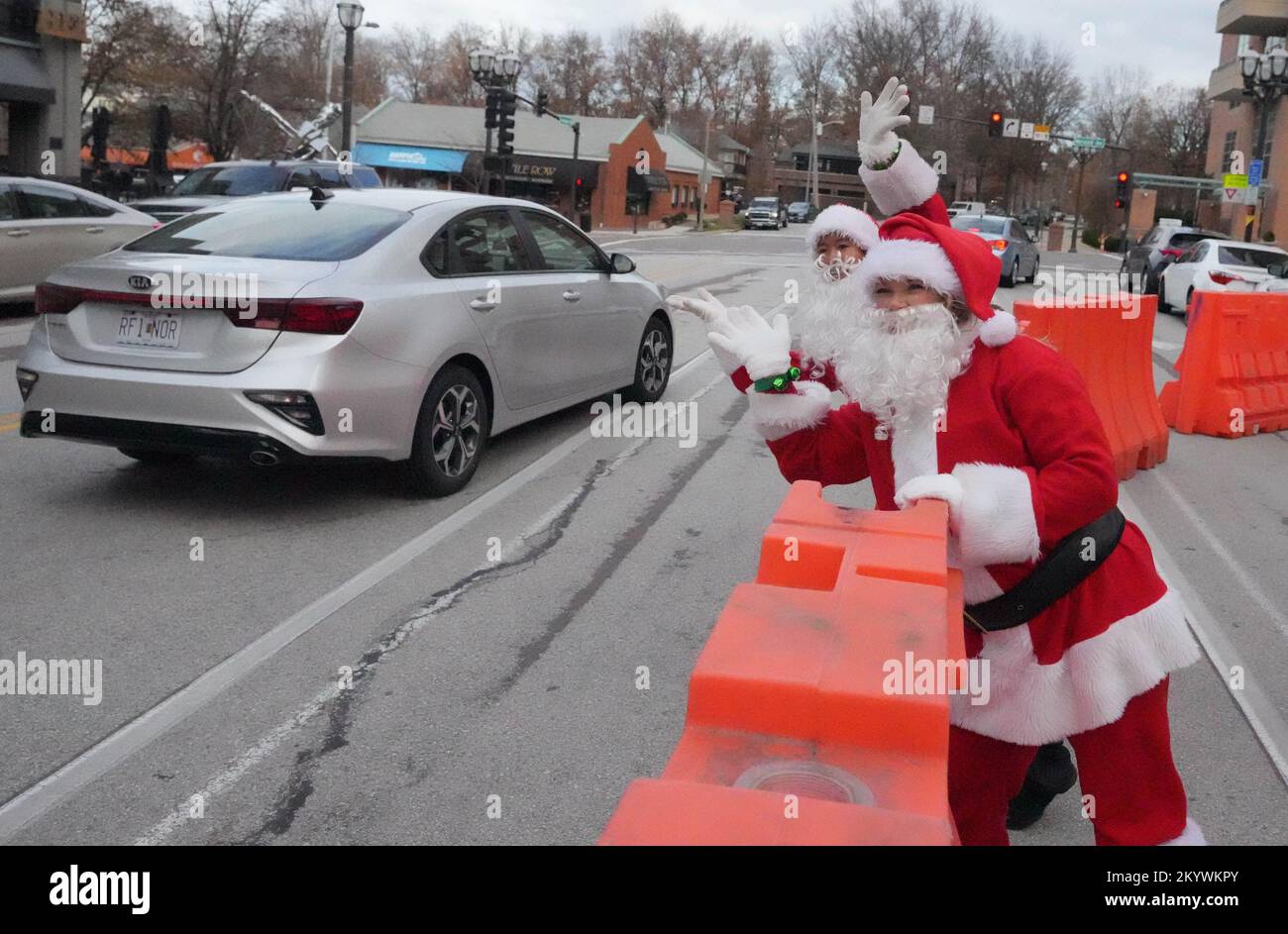 Clayton, Stati Uniti. 02nd Dec, 2022. Clayton, Missouri, 2 dicembre 2022. Il Dancing Santas onda di passare auto mentre si esibisce per gli acquirenti mentre in strada a Clayton, Missouri il 2 dicembre 2022. Le Santas Dancing sono un gruppo di donne che portano le loro abilità di danza per le strade di San Louis durante la stagione di festa temeva come Santa Clause. Foto di Bill Greenblatt/UPI Credit: UPI/Alamy Live News Foto Stock