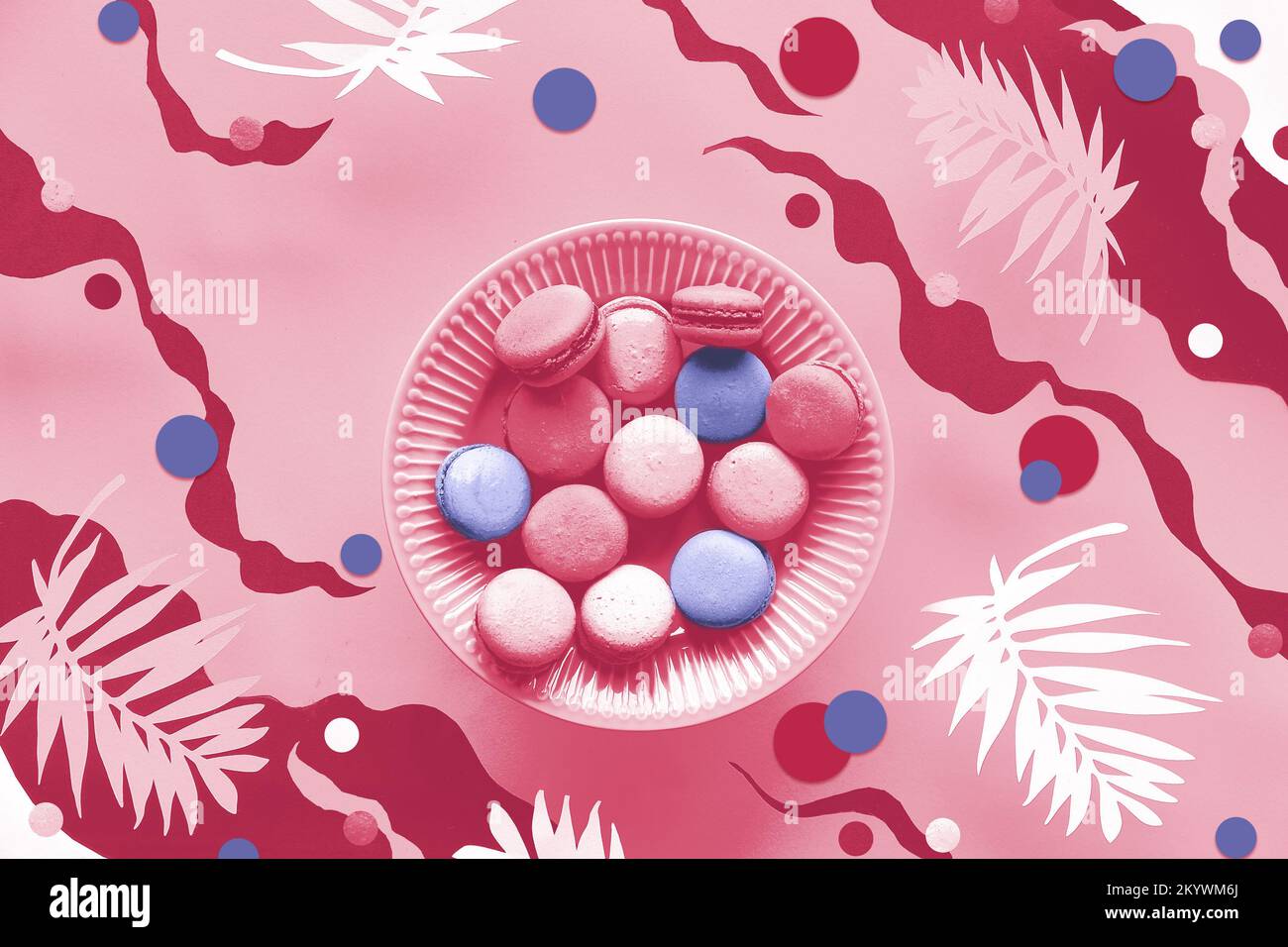 Viva Magenta colore dell'anno 2023. Piatto volante di macaroni su fondo astratto di carta organica con foglie esotiche di palma. Levitazione in pastello Foto Stock