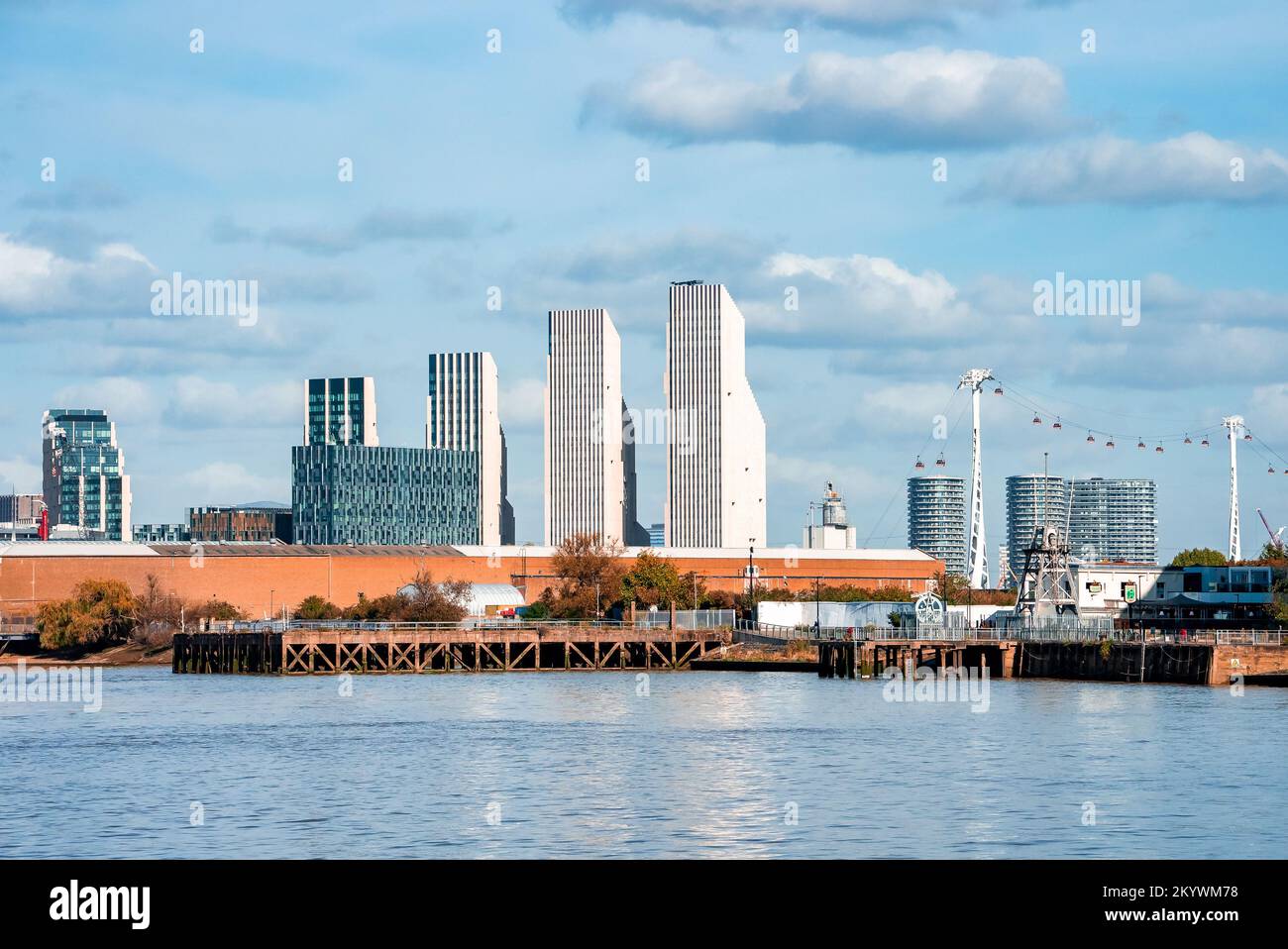 Vista della funivia Emirates a Londra, Inghilterra, sul Tamigi. Foto Stock