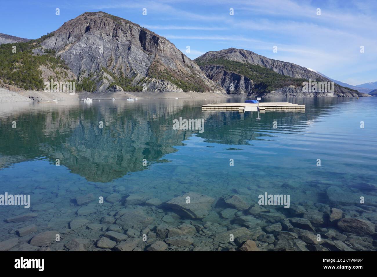 Specchio di riflessione delle montagne nel lago di Serre Poncion, Alpi meridionali, Francia in una chiara giornata di sole estivo Foto Stock