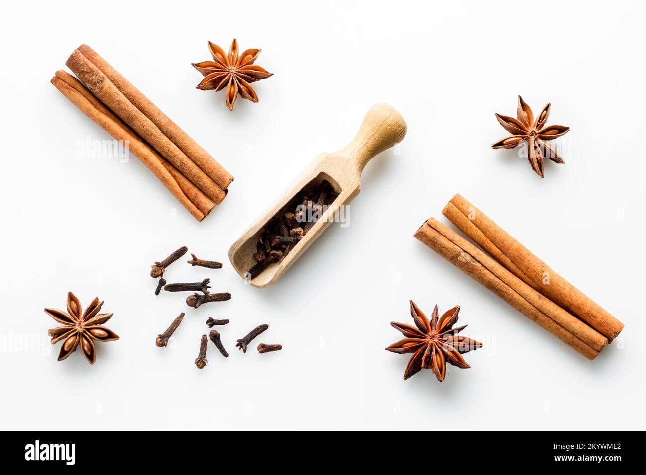 chiodi di garofano su una paletta di legno con cinnamon e anice stellato Foto Stock