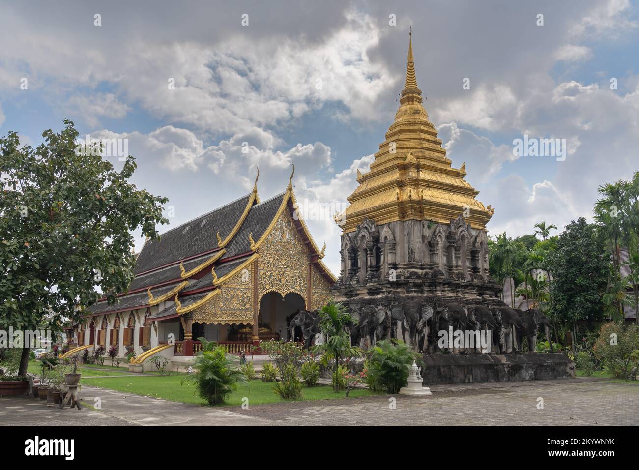 Vista panoramica dello stupa di Chedi Chang Lom con vihara sullo sfondo dello storico tempio buddista Wat Chiang Man in stile Lanna, Chiang mai, Thailandia Foto Stock