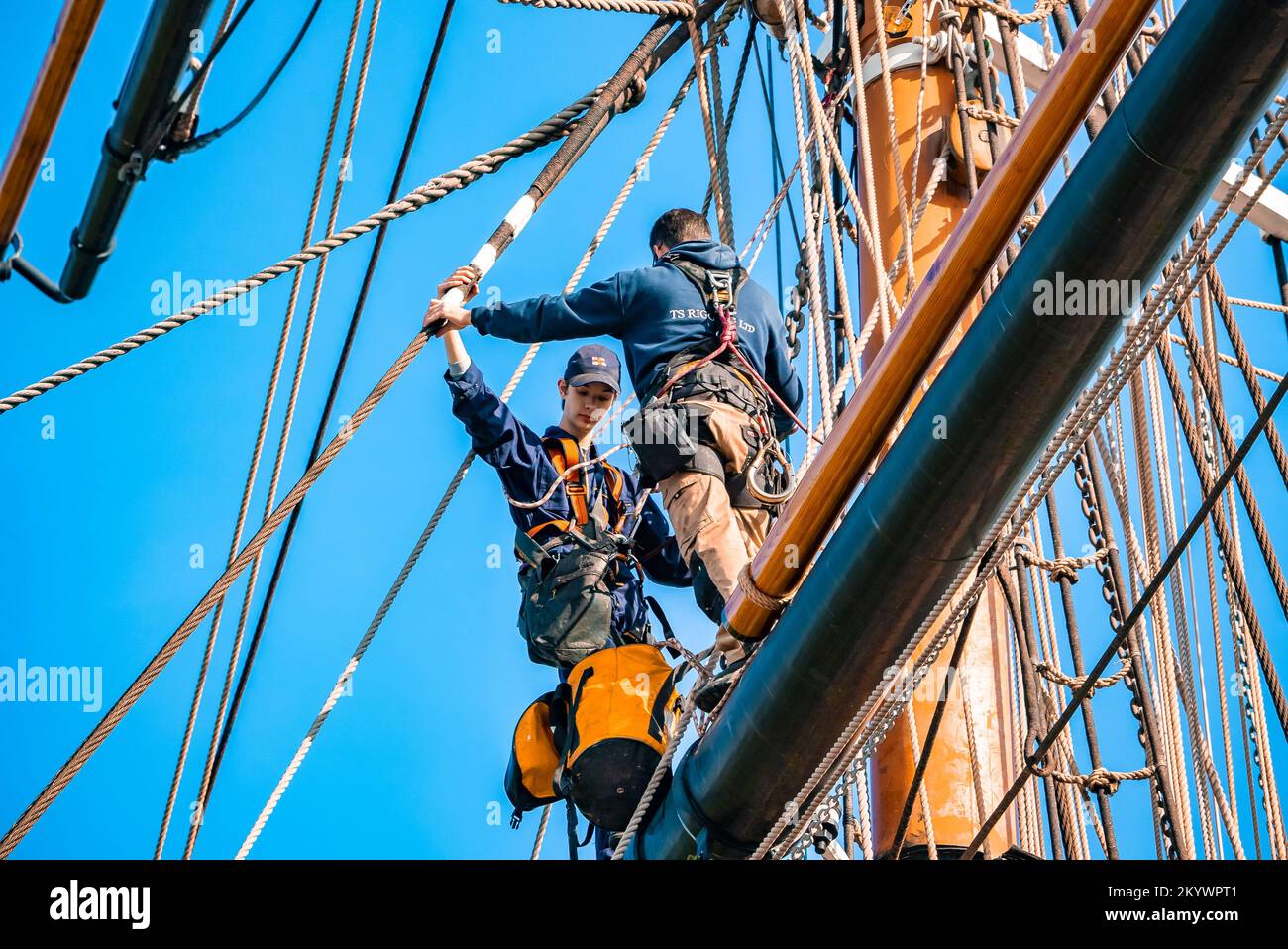 Lavoratori che fissano la nave Cutty Sark - la barca più veloce del 19th ° secolo Foto Stock