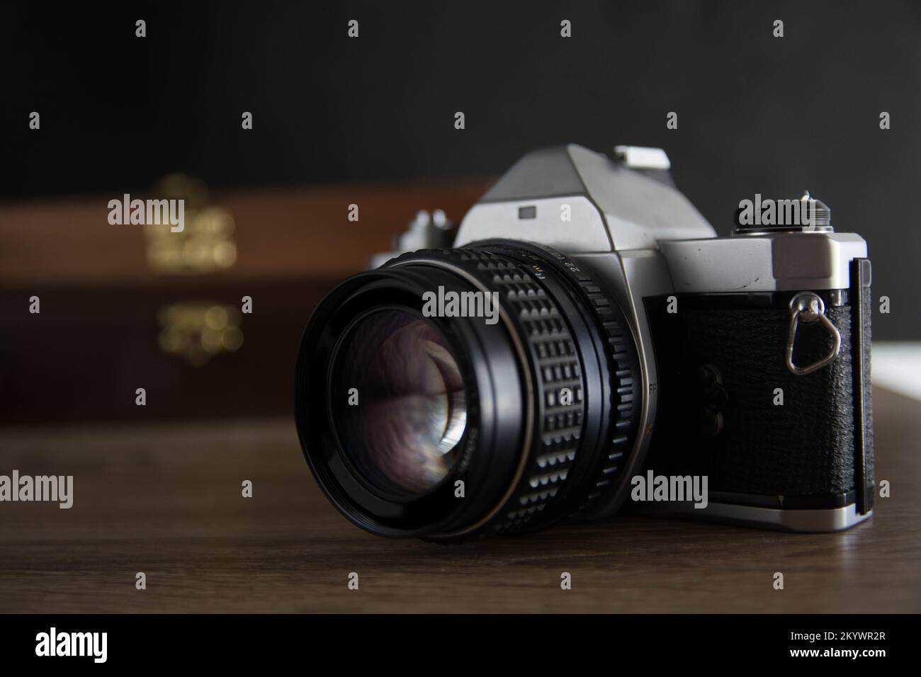 Vecchia fotocamera analogica con spazio per la copia Foto Stock