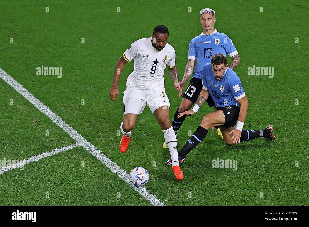 Qatar. 02nd Dec, 2022. Jordan Ayew do Gana disputa o lance com Guillermo Varela e Sebastián Coates do Uruguay, durante a partida entre Gana e Uruguay, pela 3ª rodada do Grupo H da Copa do Mundo FIFA Qatar 2022, Estádio al Janoub nesta sexta-feira 02./PRESSINPHOTO Credit: PRESSINPHOTO Live SPORTS AGENCY Foto Stock