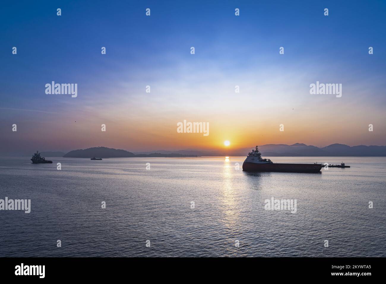 Navi di ancoraggio a Guanabara Bay, Rio de Janeiro. Ci sono diversi tipi di imbarcazioni in questo ancoraggio, la maggior parte dei quali lavora per l'industria off-shore. Foto Stock