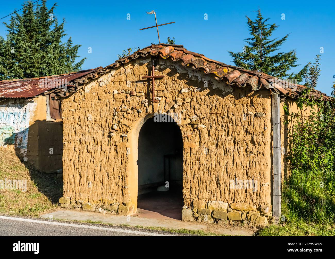 Una piccola chiesa cattolica fatta di mattoni di adobe nel villaggio di El punto Sierra Juarez nelle montagne di Sierra Juarez di Oaxaca, Messico. Foto Stock