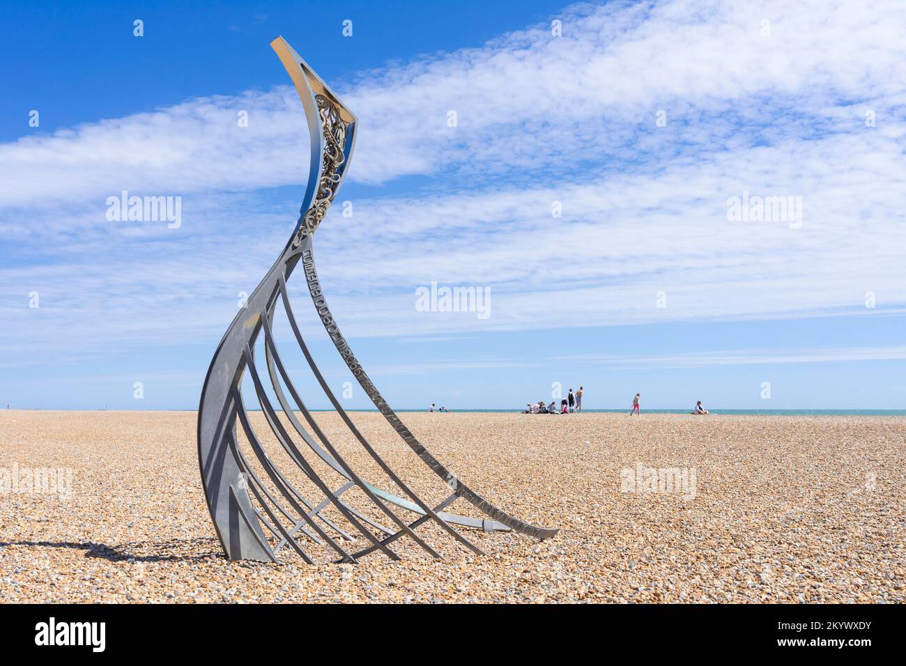 Hastings Beach The Landing una scultura come la prua di una longboat normanna dello scultore Leigh Dyer Hastings East Sussex Inghilterra UK GB Europe Foto Stock