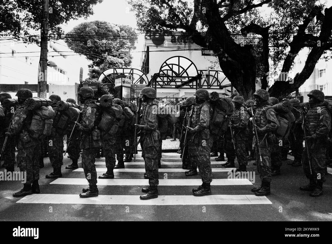 Salvador, Bahia, Brasile - 07 settembre 2016: Soldati dell'esercito brasiliano stanno in piedi al crosswalk in attesa della parata di indipendenza, nella città o Foto Stock