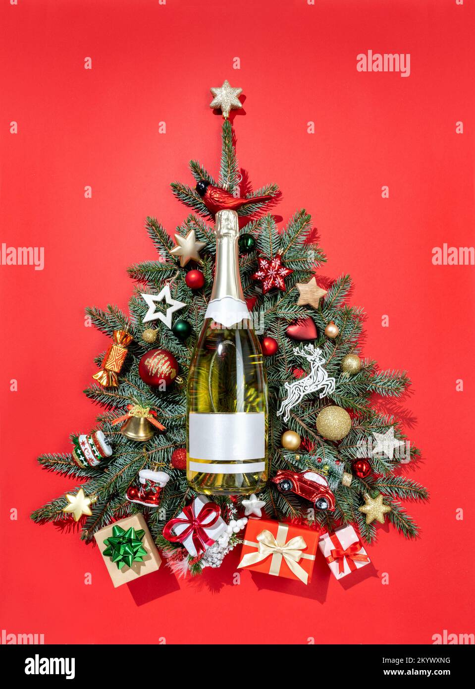 Rami di abete natalizio con giocattoli decorativi e champagne. Buon Natale e felice anno nuovo concetto Foto Stock