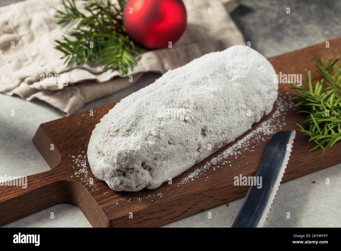 Pane stollen di Natale fatto in casa con frutta secca e zucchero in polvere Foto Stock