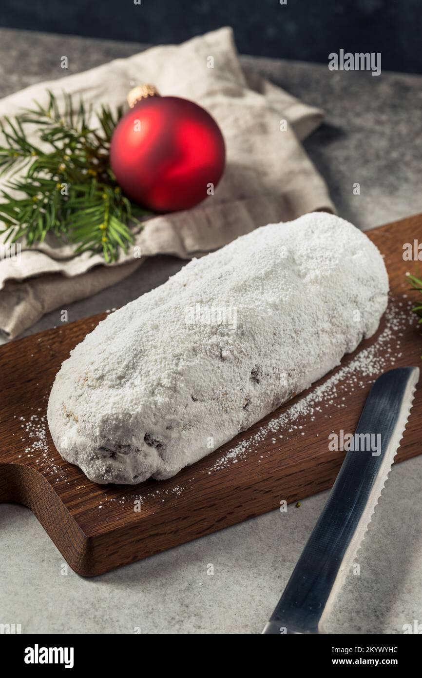 Pane stollen di Natale fatto in casa con frutta secca e zucchero in polvere Foto Stock