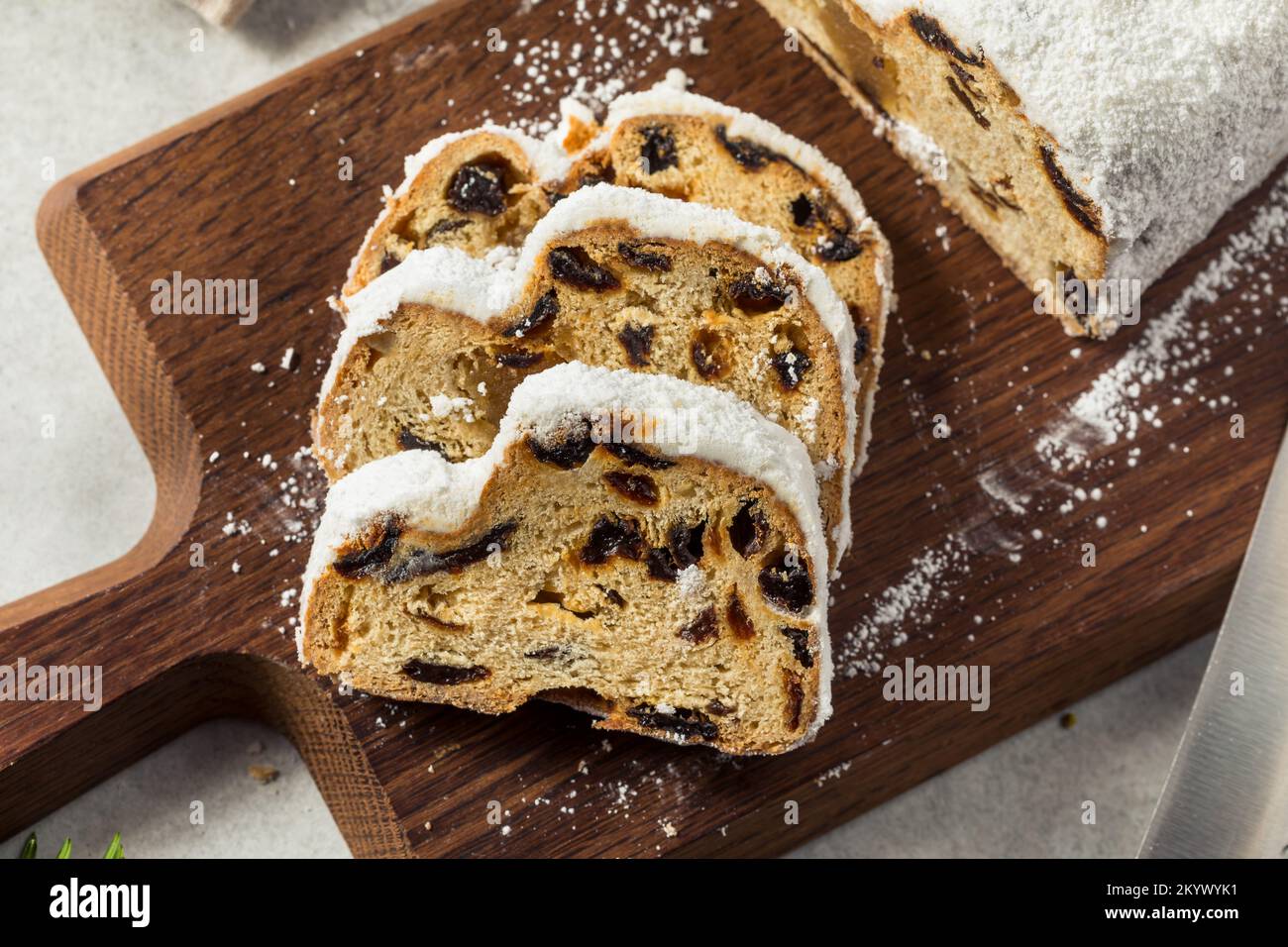 Pane stollen di Natale fatto in casa con frutta secca e zucchero in polvere Foto Stock