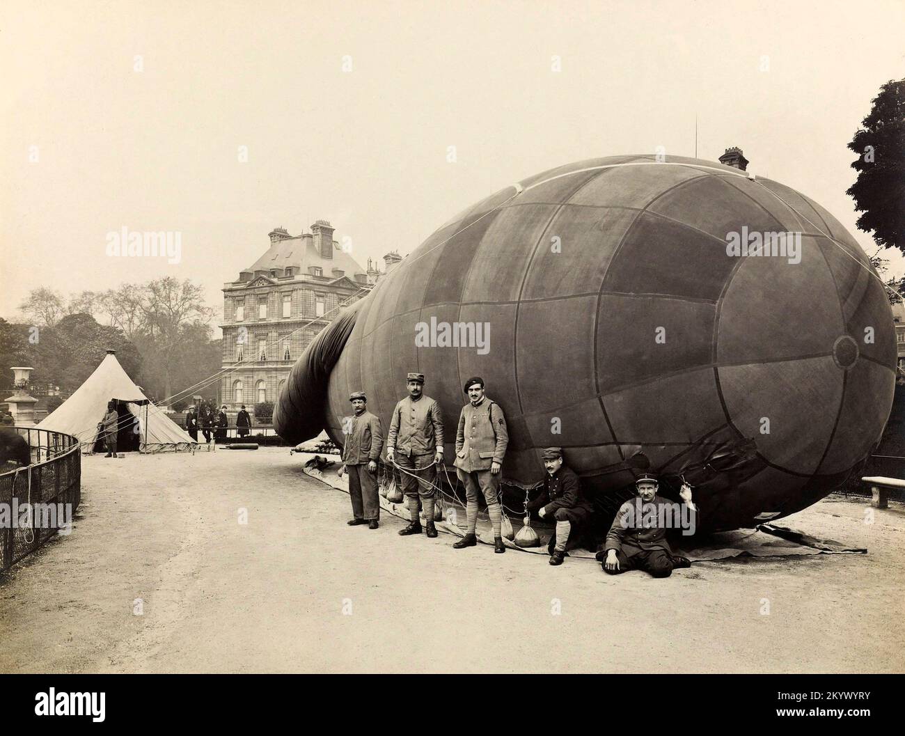 Francia Parigi prima Guerra Mondiale (Grande Guerra, Guerra 1914-1918). Presentazione dei mongolfiere in cattività durante la Giornata della Liberazione nel novembre 1918, nel Giardino delle Tuileries, sul lato della Senna, 1st ° arrondissement, Parigi. Foto Stock