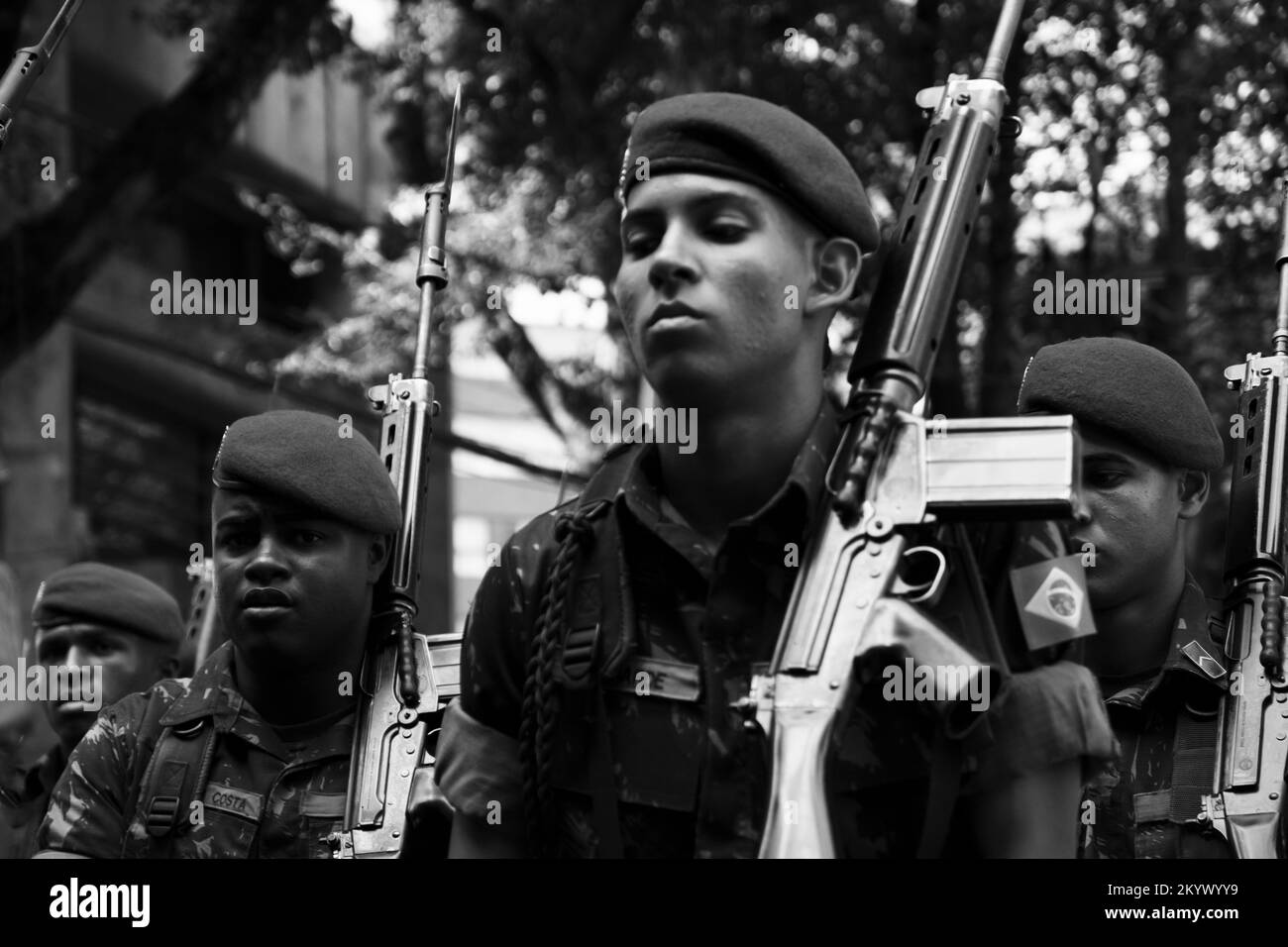 Salvador, Bahia, Brasile - 07 settembre 2016: Soldati dell'esercito marciano con fucili sulle loro spalle, il giorno dell'Indipendenza del Brasile nella città di Foto Stock