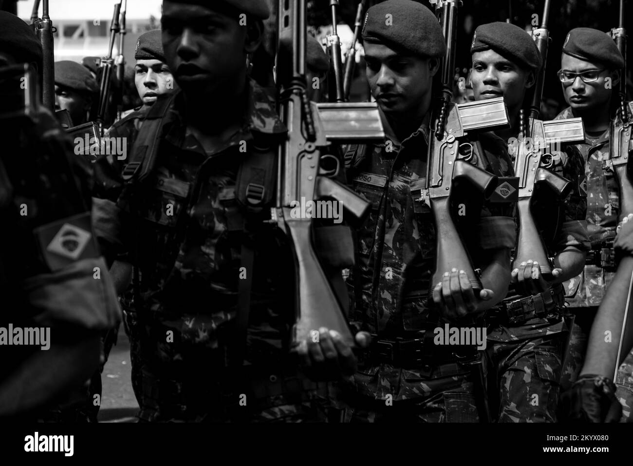 Salvador, Bahia, Brasile - 07 settembre 2016: Soldati dell'esercito marciano con fucili sulle loro spalle, il giorno dell'Indipendenza del Brasile nella città di Foto Stock