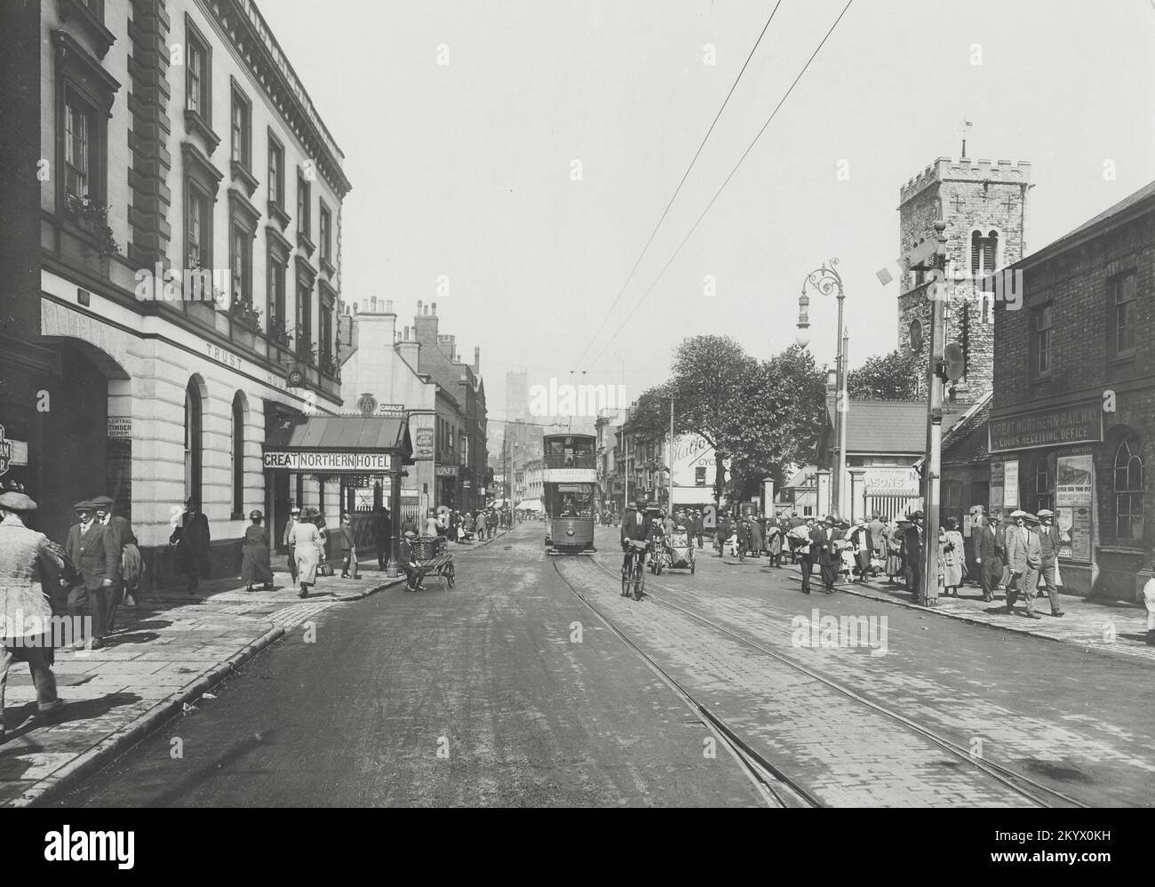 Fotografia vintage - 1923 - High Street e Great Northern Hotel, tram e sidecar, Lincoln, East Midlands Foto Stock