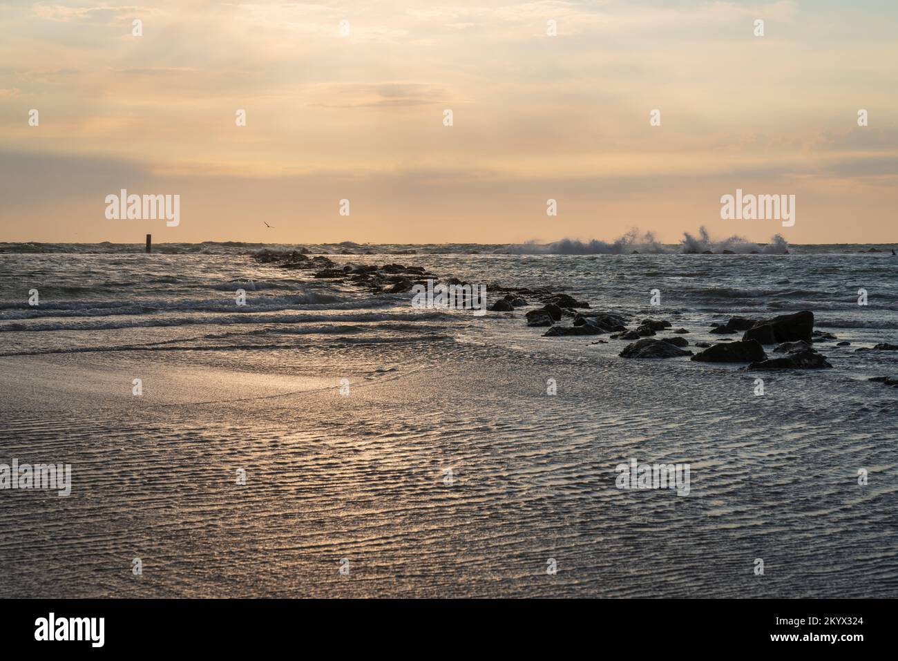 Veduta aerea del mare adriatico all'alba, Lido Adriano, Emilia-Romagna, Ravenna, italia. Foto Stock