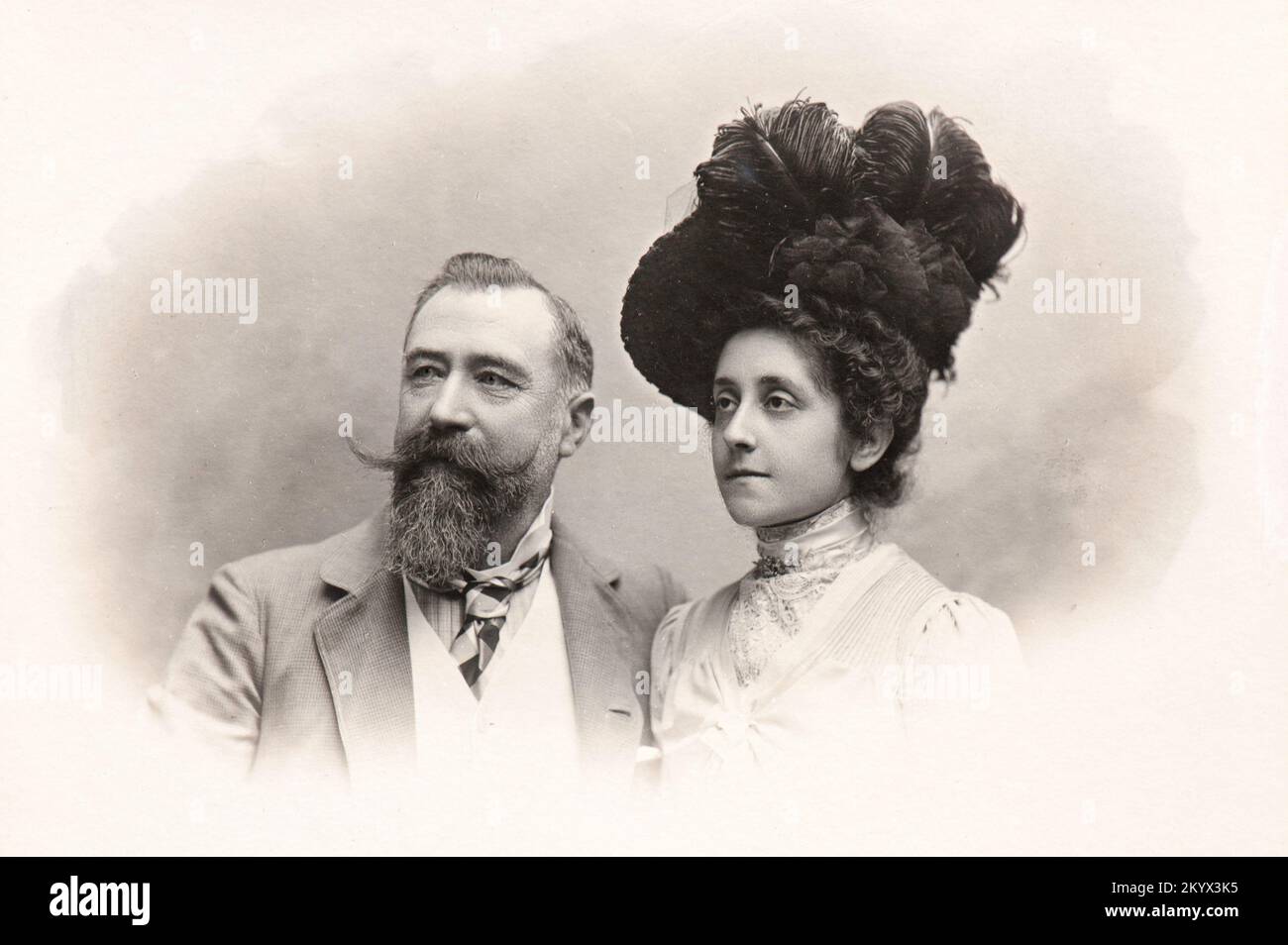 Nobile coppia di conti posa per un ritratto a Milano all'inizio del XX secolo Foto Stock