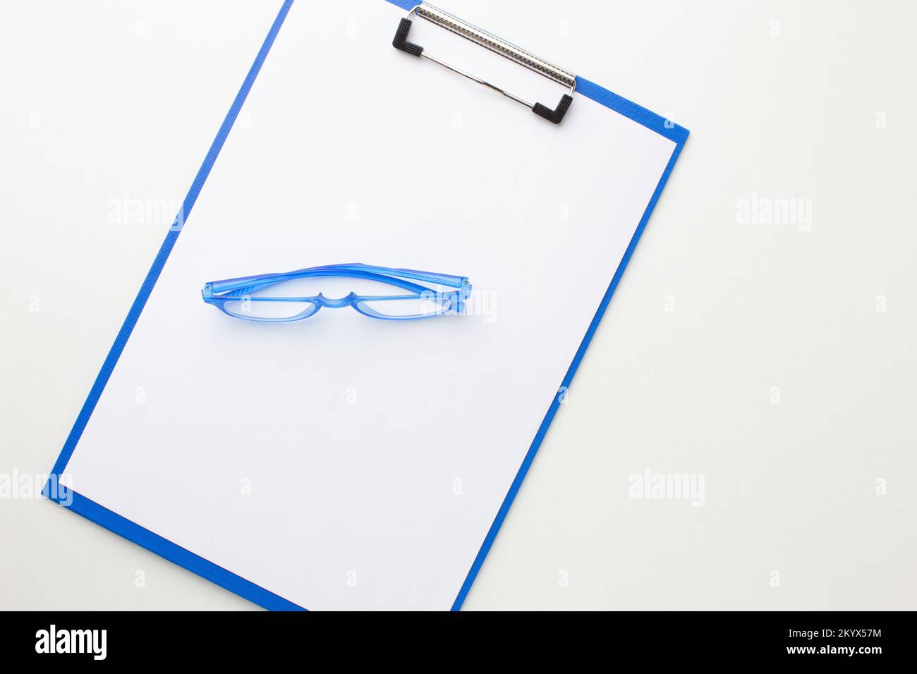 Gli occhiali per la visione si trovano su una cartella per il testo. Foto Stock