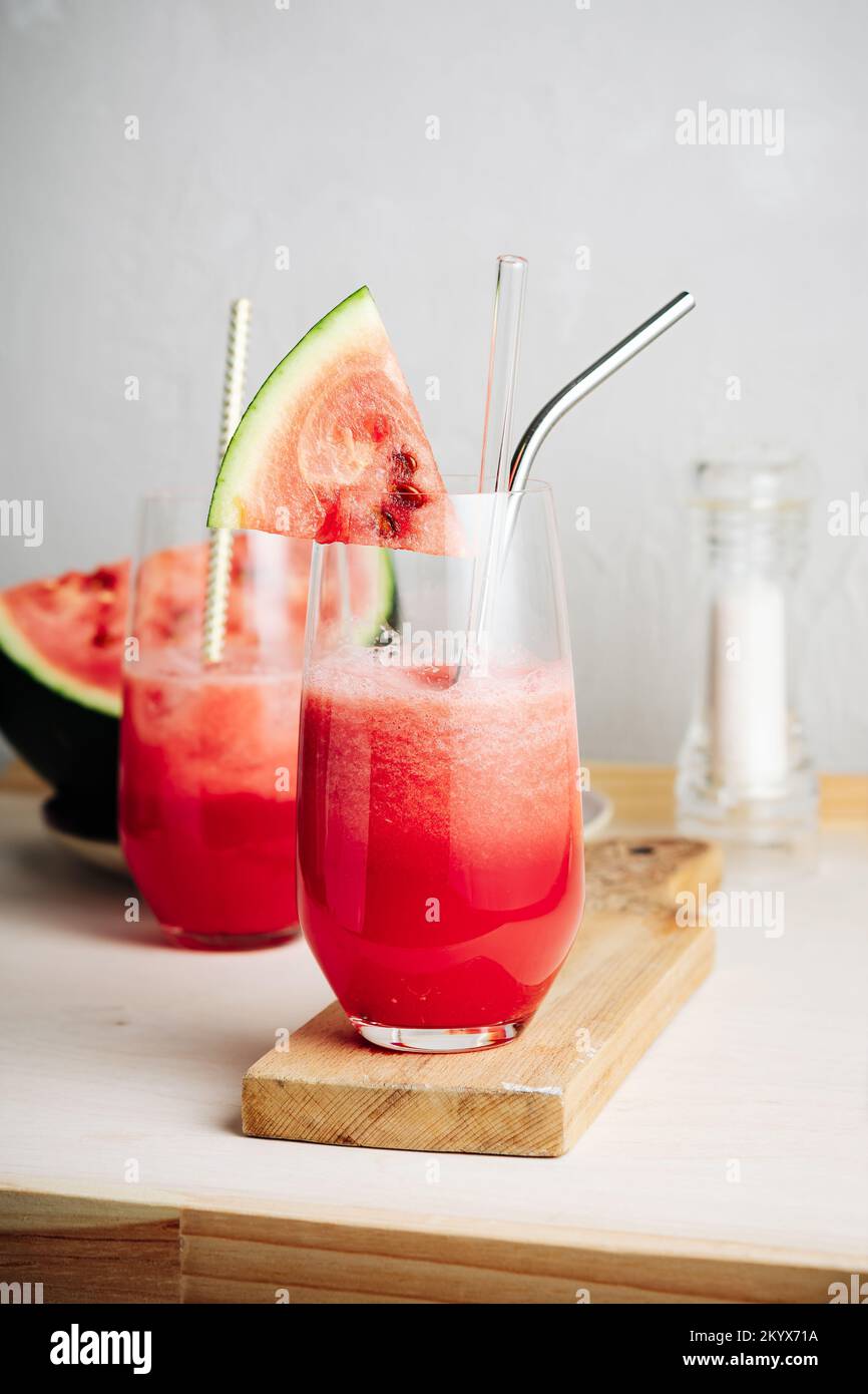 Cocomero rinfrescante Agua fresca bere in un bicchiere con una paglia. Foto Stock