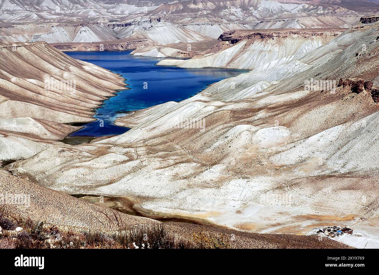 Laghi di Band-e Amir vicino a Bamyan (Bamiyan) nell'Afghanistan centrale. Panorama da un punto di vista sulla strada per Band e Amir, Afghanistan. Foto Stock