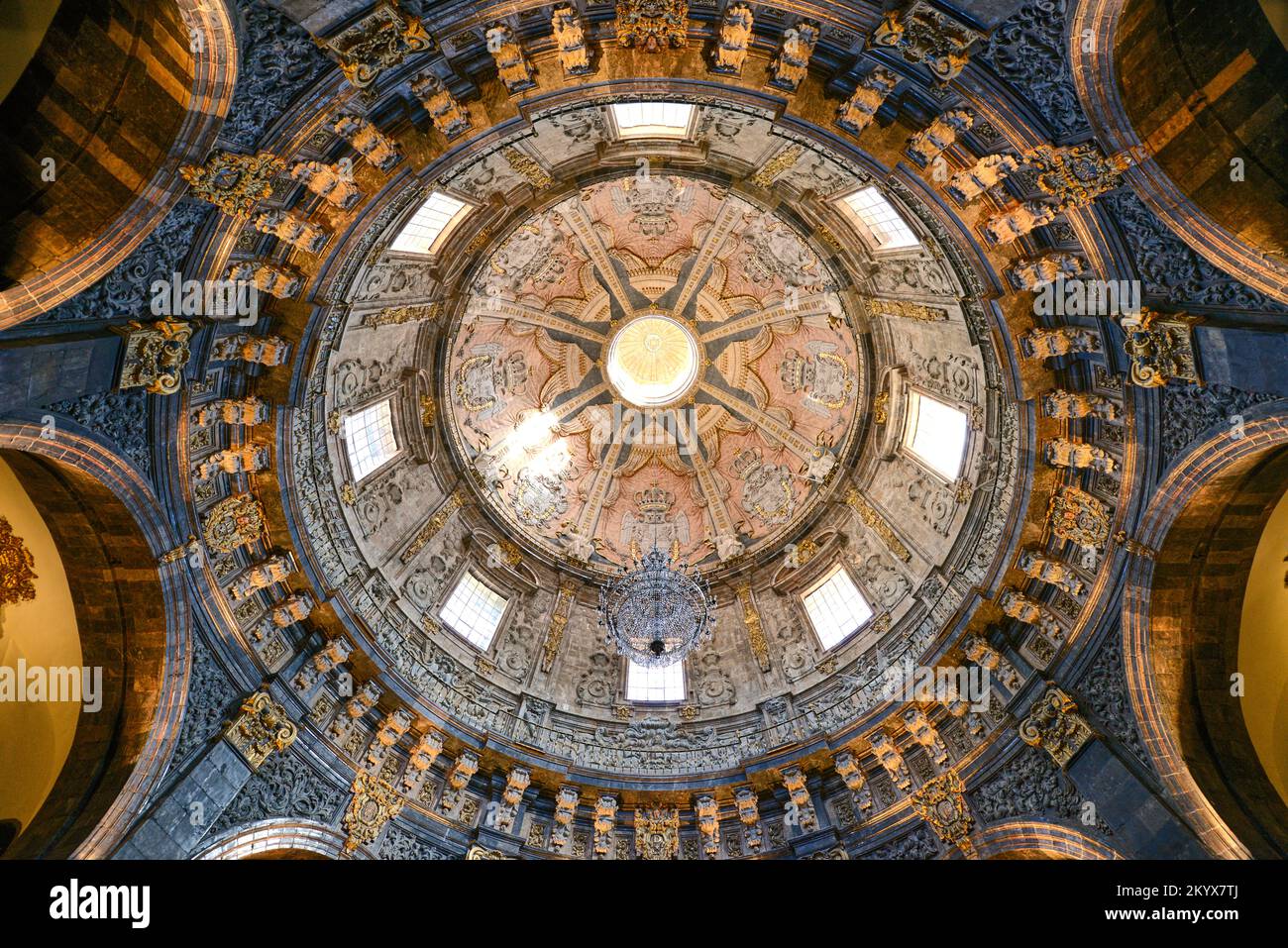 Vecchio e libri storici classificati nella libreria situata all'interno  della Cattedrale di Loyola, Azpeitia, Paese Basco Foto stock - Alamy