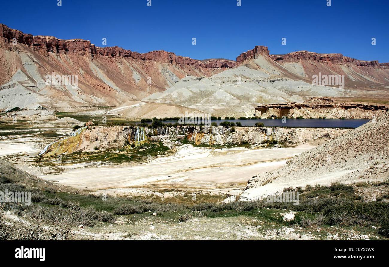 Laghi di Band-e Amir vicino a Bamyan (Bamiyan) nell'Afghanistan centrale. I laghi blu del parco nazionale di Band e Amir sono formati da dighe di travertino. Foto Stock