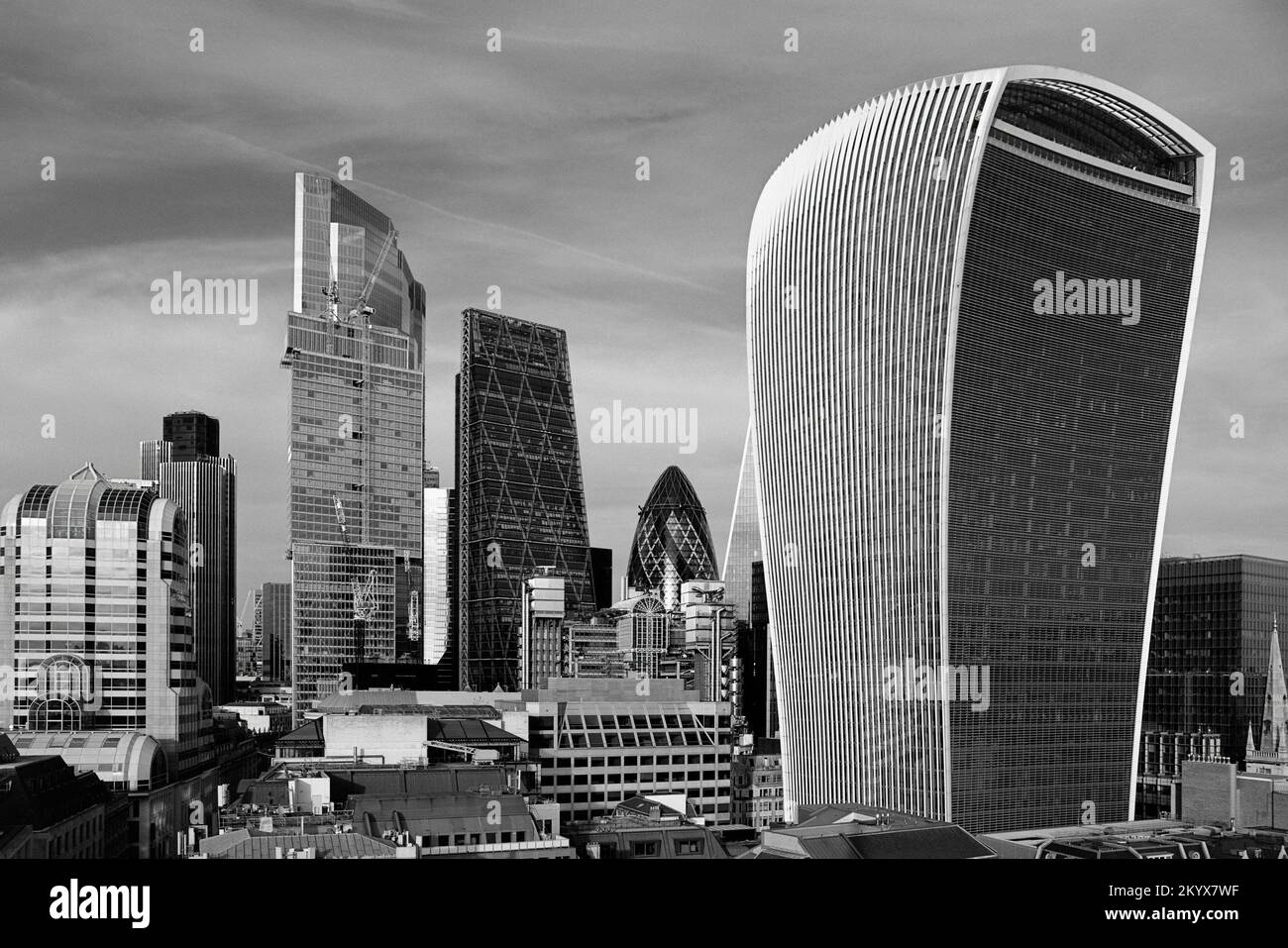 Lo skyline della città di Londra si vede dal Monumento, con la Walkie Talkie Tower, il Leadenhall Building, il Gherkin e la NatWest Tower. Foto Stock