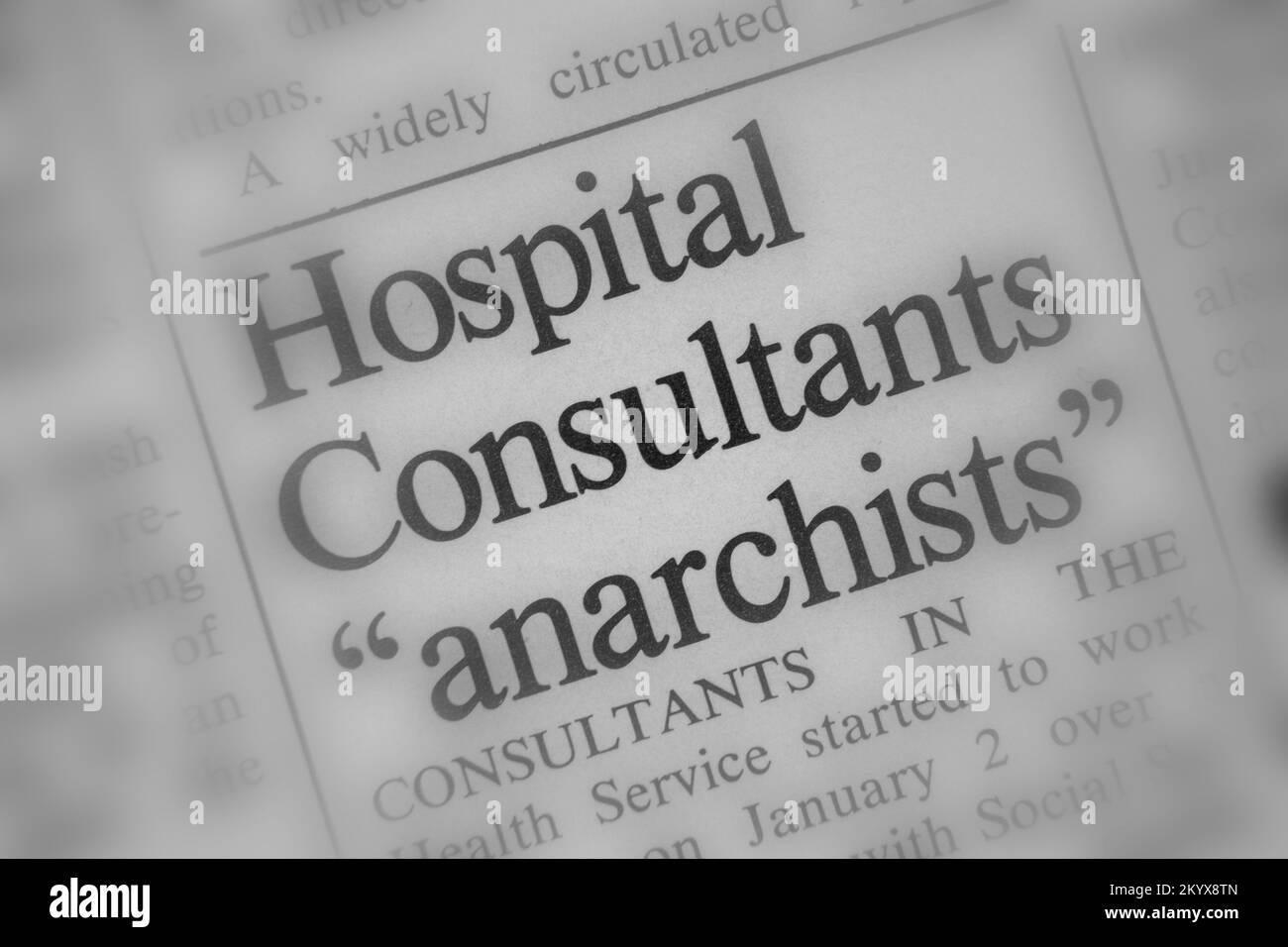 Notizie dal titolo dell'articolo del giornale 1975 - anarchici dei consulenti ospedalieri - tilt-shift Foto Stock
