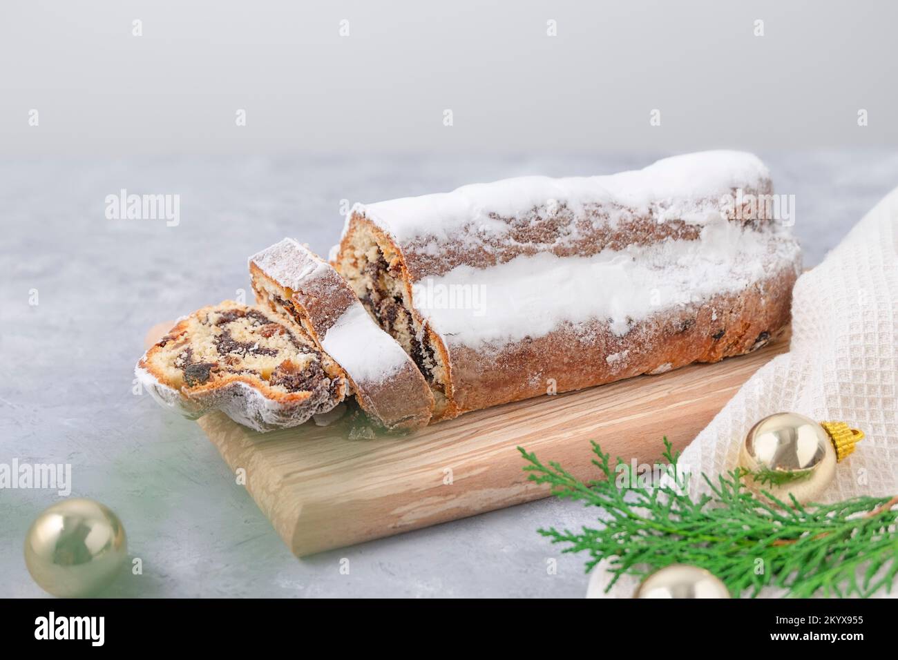 Torta stollen di Natale su sfondo grigio neutro con spazio di copia Foto Stock