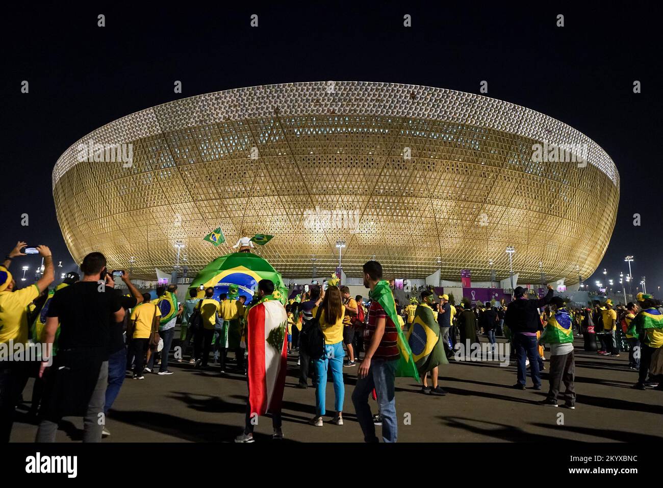 Lusail, Qatar. 02nd Dec, 2022. Lusail Stadium LUSAIL, QATAR - 2 DICEMBRE: Sostenitore del Brasile prima della Coppa del mondo FIFA Qatar 2022 gruppo G partita tra Brasile e Camerun al Lusail Stadium il 2 dicembre 2022 a Lusail, Qatar. (Foto di Florencia Tan Jun/PxImages) (Florencia Tan Jun/SPP) Credit: SPP Sport Press Photo. /Alamy Live News Foto Stock