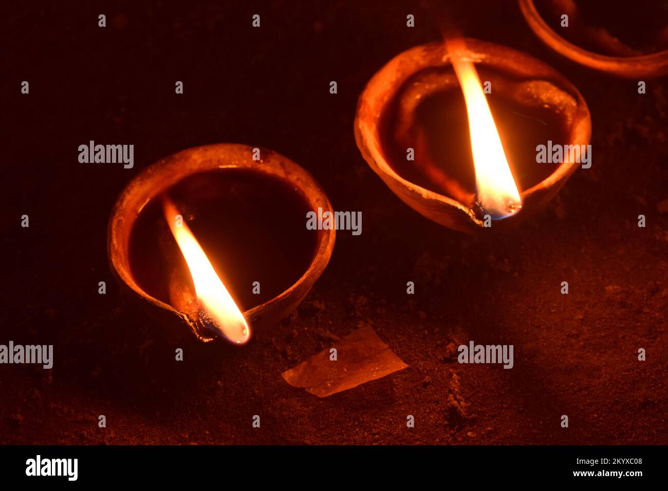 Lampada in argilla leggera – simbolo di speranza e calore Foto Stock