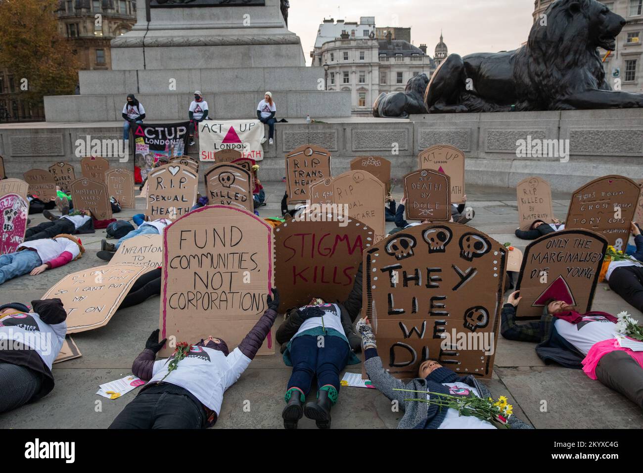 Londra, Regno Unito. 1 dicembre 2022. Gli attivisti della Coalizione contro l'AIDS per liberare il potere (ACT UP) Londra, un gruppo politico internazionale di base diverso e non partigiano che lavora per porre fine alla pandemia dell'AIDS, fanno morire in massa a Trafalgar Square per la Giornata Mondiale contro l'AIDS (WAD). ACT UP London chiede un'azione nazionale collettiva contro le politiche governative che impongono la chiusura dei servizi di educazione, prevenzione e sostegno all'HIV/AIDS. La Giornata Mondiale contro l'AIDS è una giornata internazionale dedicata a sensibilizzare l'opinione pubblica sulla pandemia dell'AIDS causata dalla diffusione dell'infezione da HIV e a piangere coloro che sono morti di Th Foto Stock
