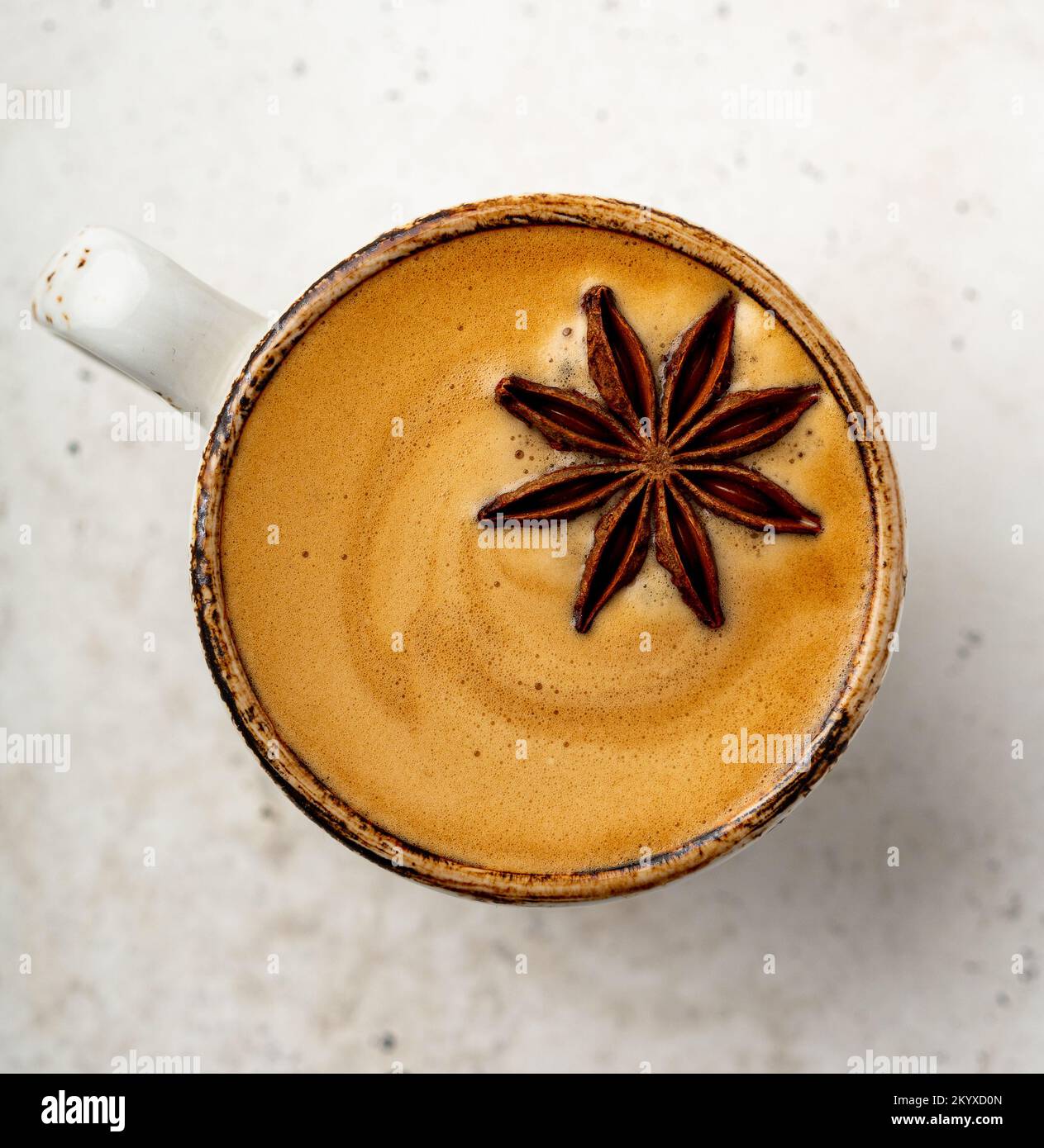 Primo piano di una tazza di caffè con anice stellato e crema esettiva Foto Stock