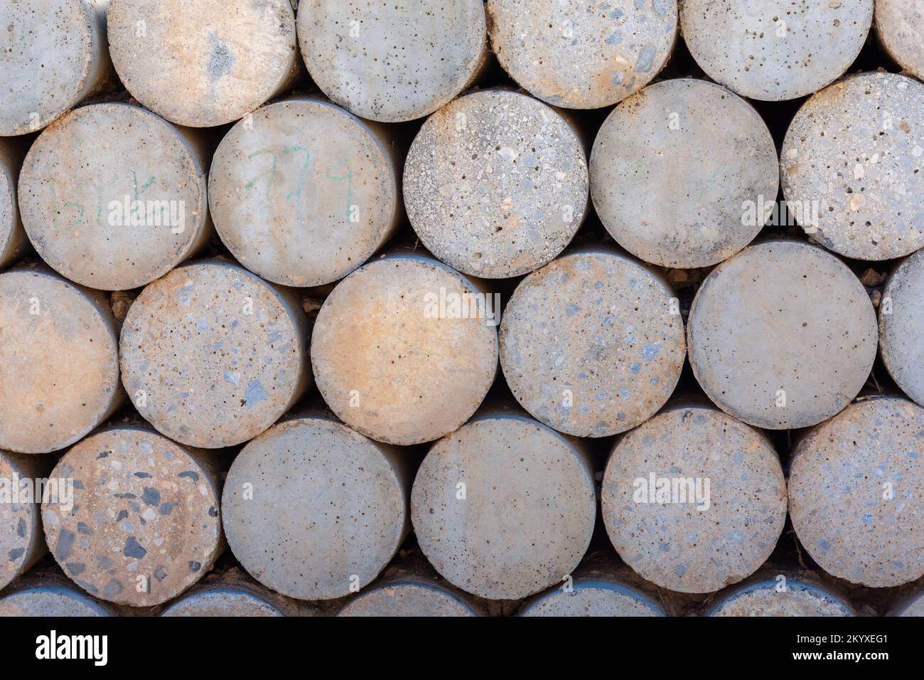 Materiale di costruzione: Cilindri in pietra impilati Foto Stock