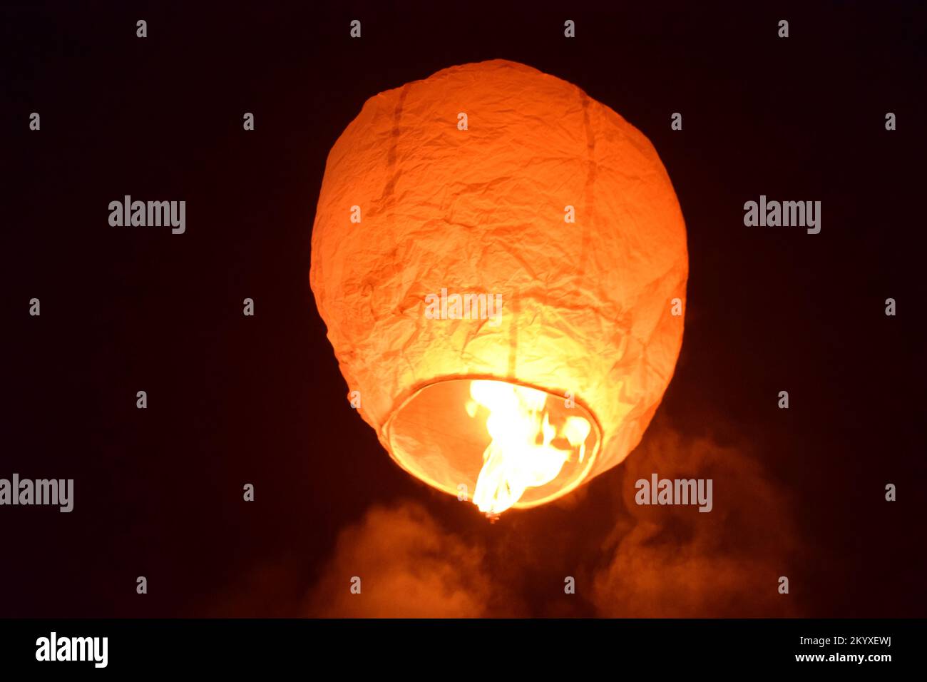 Lanterna del cielo - luci fluttuanti della speranza e della celebrazione che illuminano il cielo notturno Foto Stock