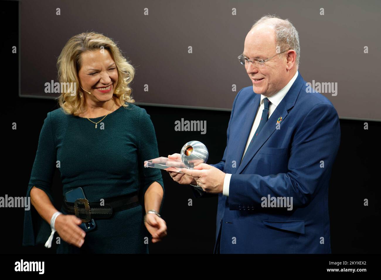 Duesseldorf, Germania. 02nd Dec, 2022. Il principe Alberto II di Monaco (r) e il laudatore Antje Boetius (l) si sono insigniti del premio onorario alla cerimonia del Premio tedesco per la sostenibilità. Alberto II fu onorato come fondatore di una fondazione ambientale. Credit: Henning Kaiser/dpa/Alamy Live News Foto Stock