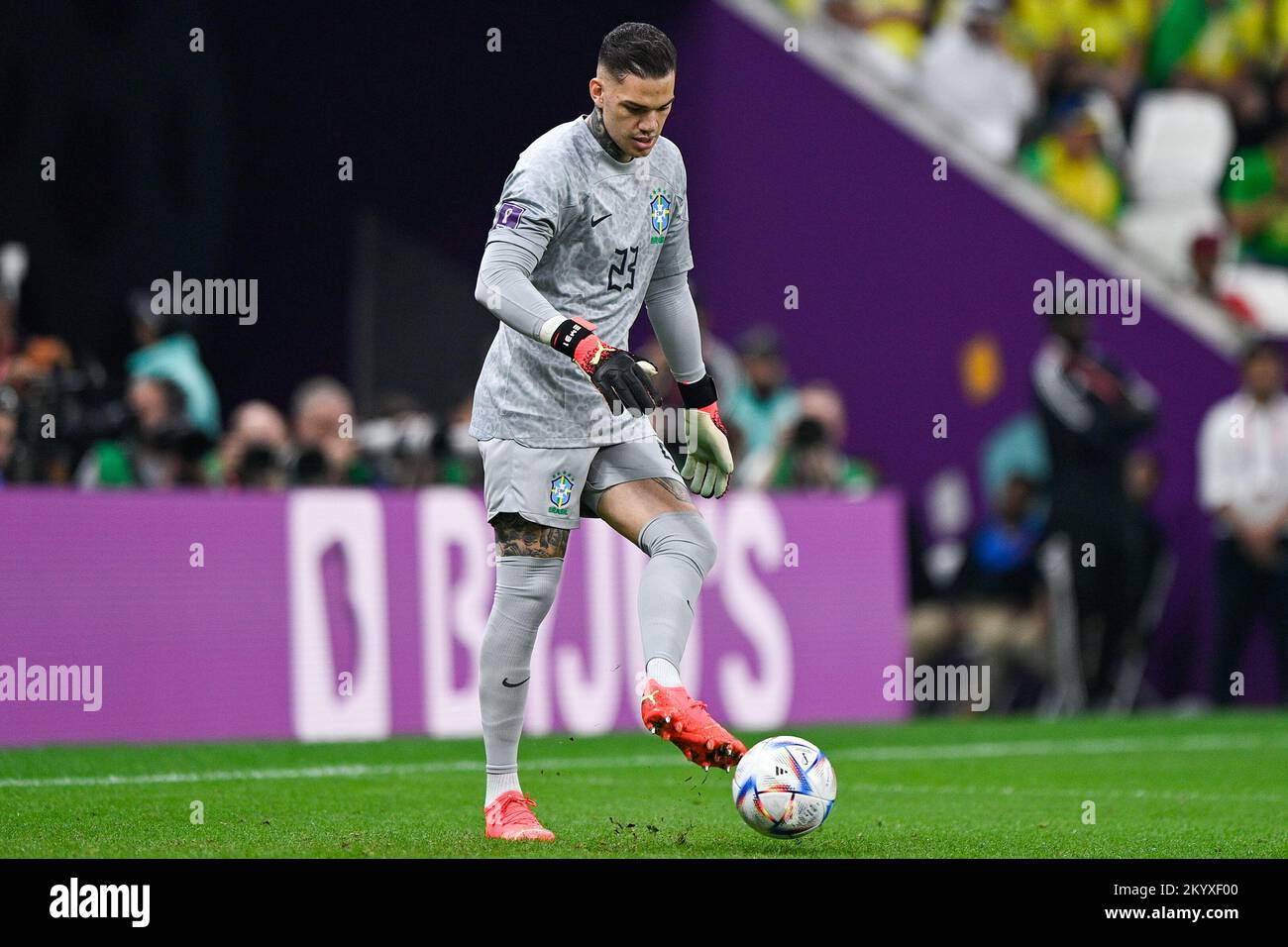 CITTÀ DI LUSAIL, QATAR - 2 DICEMBRE: Ederson del Brasile durante il Gruppo G - Coppa del mondo FIFA Qatar 2022 partita tra Camerun e Brasile al Lusail Stadium il 2 dicembre 2022 a Lusail City, Qatar (Foto di Pablo Morano/BSR Agency) Foto Stock