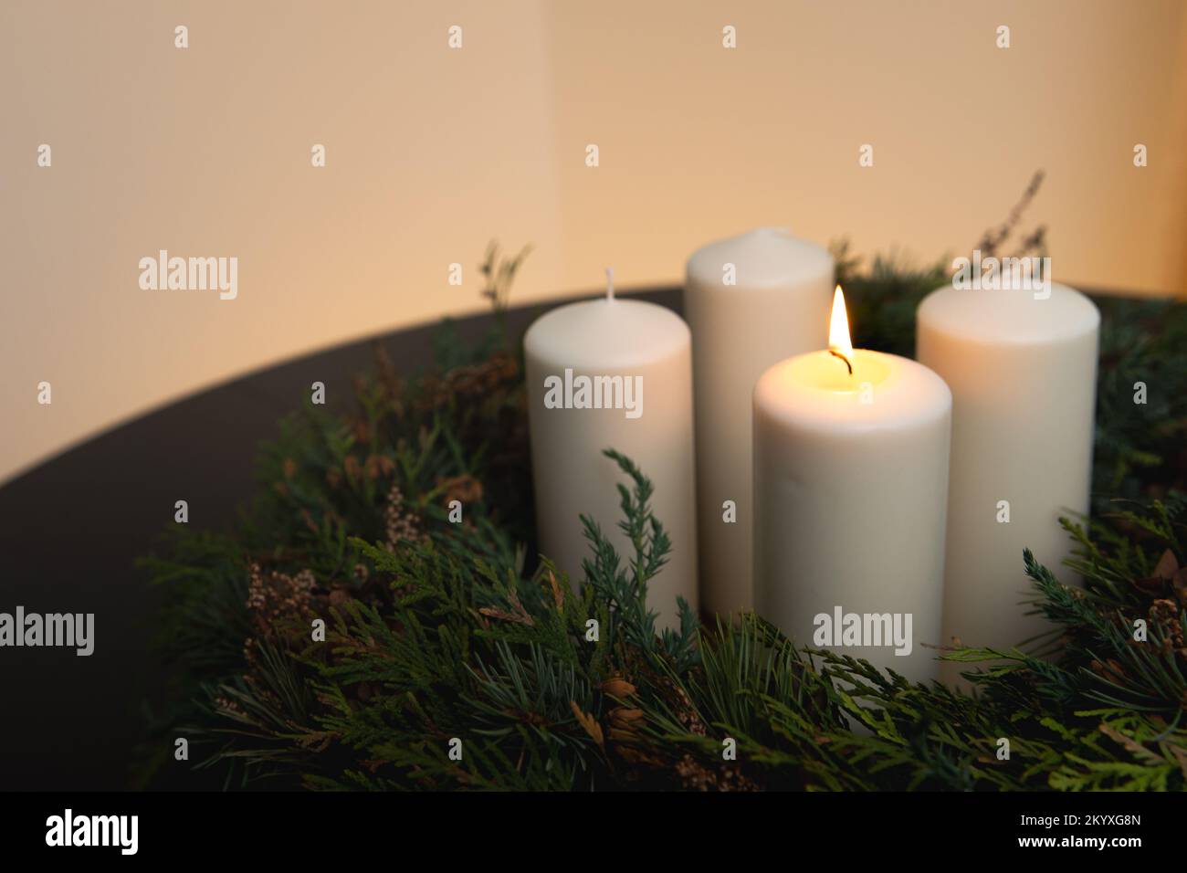Corona dell'Avvento con una candela accesa, in attesa di Natale Foto Stock