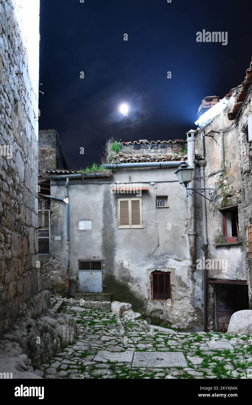 Una stradina a Pietramelara, borgo medievale in provincia di Caserta. Foto Stock