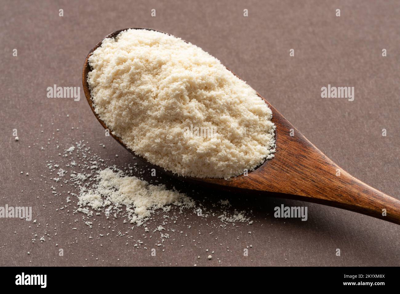 Polvere di proteina del siero di latte su un cucchiaio di legno Foto Stock