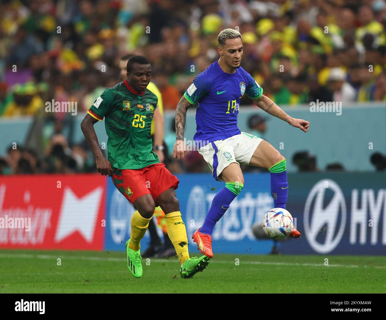 Doha, Qatar, 2nd dicembre 2022. Toto Nohou del Camerun e Antony del Brasile durante la partita della Coppa del mondo FIFA 2022 al Lusail Stadium, Doha. Il credito per le immagini dovrebbe essere: David Klein / Sportimage Credit: Sportimage/Alamy Live News Foto Stock