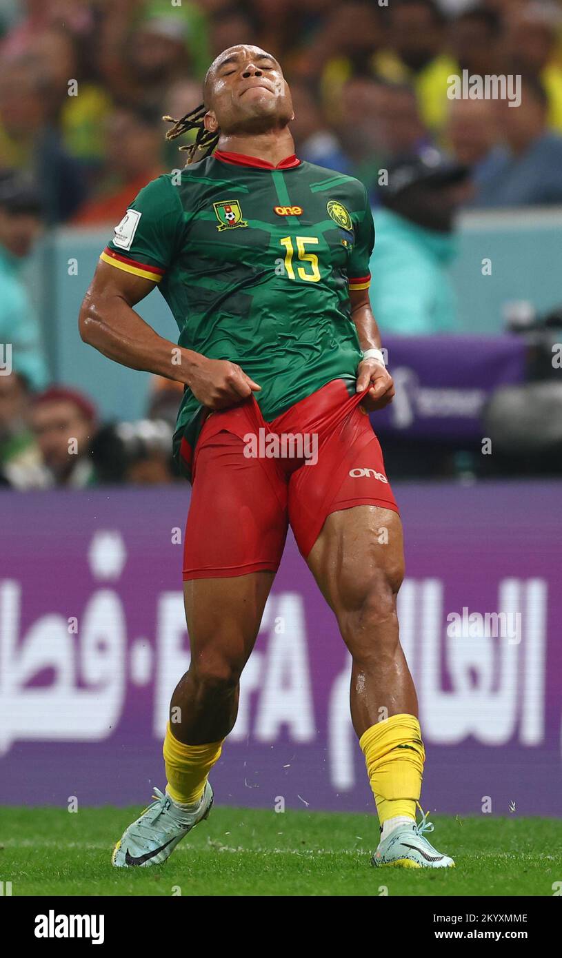 Doha, Qatar, 2nd dicembre 2022. Pierre Kunde del Camerun reagisce durante la partita della Coppa del mondo FIFA 2022 allo stadio di Lusail, Doha. Il credito per le immagini dovrebbe essere: David Klein / Sportimage Credit: Sportimage/Alamy Live News Foto Stock